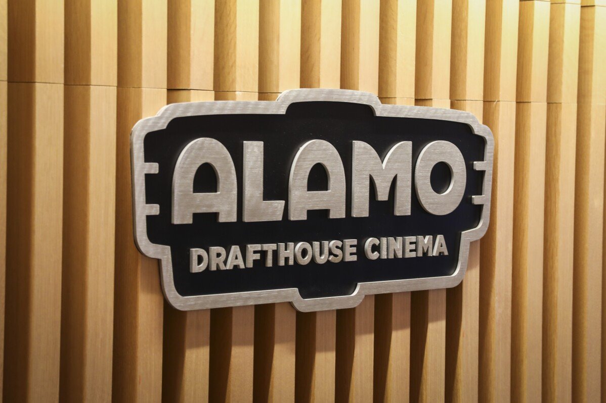 Sony Pictures mengakuisisi Alamo Drafthouse Cinema, rantai bioskop makan-dalam